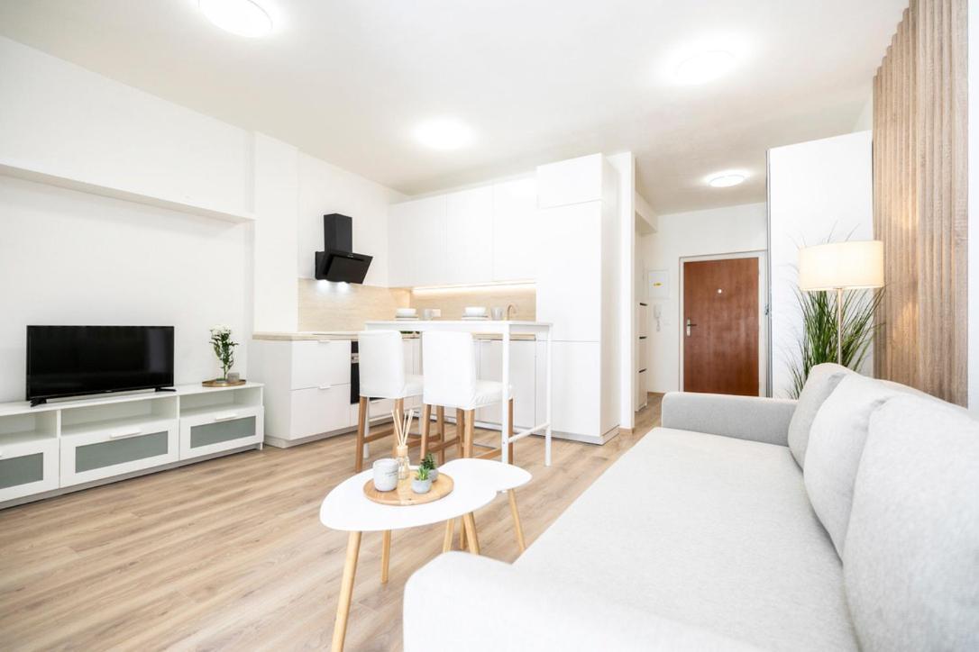 Alure Residences 2 & 24H Self Check-In, Parking In The Garage In The Apartment Building Included, New Building, Terrace, Green Location With A Forest Park With A Lake, Children'S Playground バンスカー・ビストリツァ エクステリア 写真