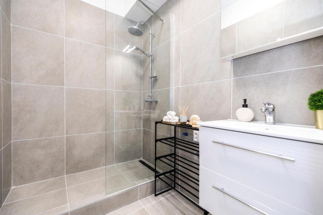 Alure Residences 2 & 24H Self Check-In, Parking In The Garage In The Apartment Building Included, New Building, Terrace, Green Location With A Forest Park With A Lake, Children'S Playground バンスカー・ビストリツァ エクステリア 写真