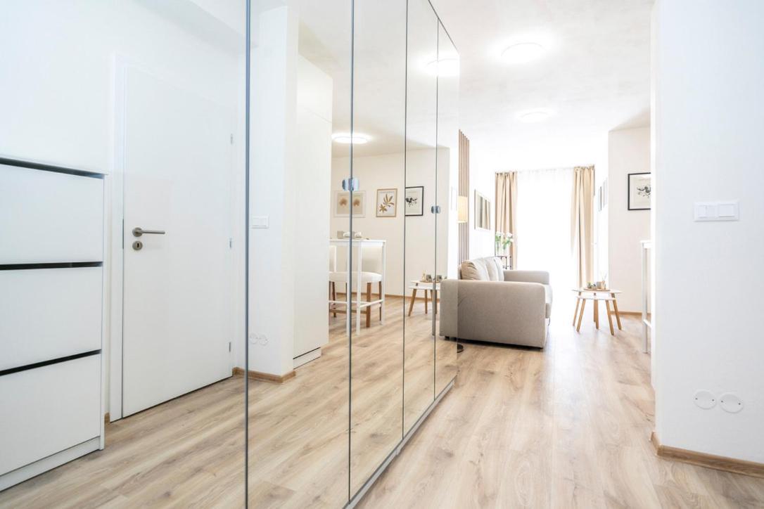 Alure Residences 2 & 24H Self Check-In, Parking In The Garage In The Apartment Building Included, New Building, Terrace, Green Location With A Forest Park With A Lake, Children'S Playground バンスカー・ビストリツァ エクステリア 写真