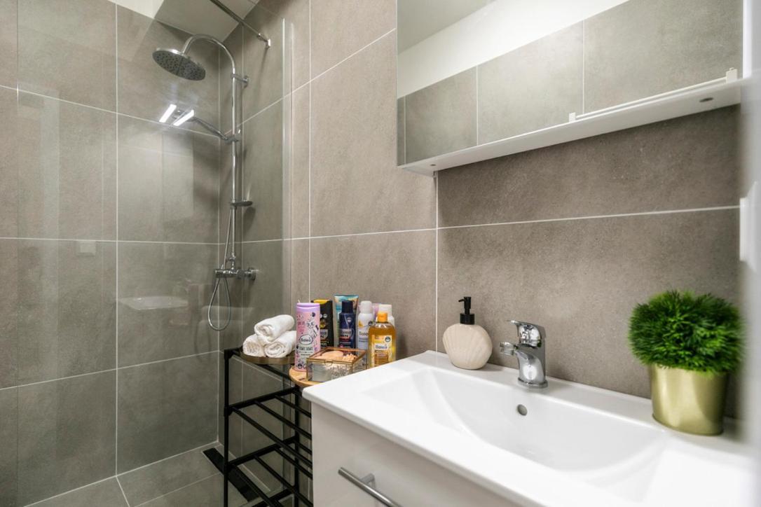 Alure Residences 2 & 24H Self Check-In, Parking In The Garage In The Apartment Building Included, New Building, Terrace, Green Location With A Forest Park With A Lake, Children'S Playground バンスカー・ビストリツァ エクステリア 写真