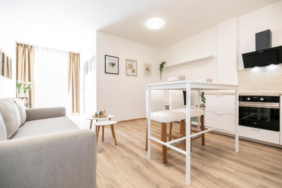 Alure Residences 2 & 24H Self Check-In, Parking In The Garage In The Apartment Building Included, New Building, Terrace, Green Location With A Forest Park With A Lake, Children'S Playground バンスカー・ビストリツァ エクステリア 写真