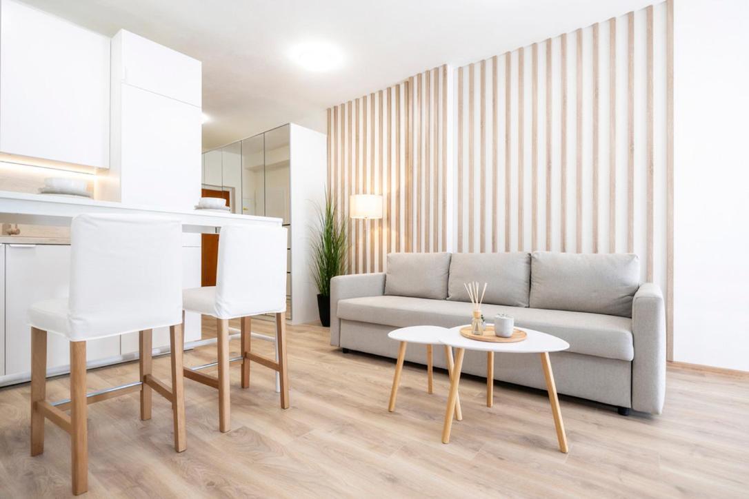 Alure Residences 2 & 24H Self Check-In, Parking In The Garage In The Apartment Building Included, New Building, Terrace, Green Location With A Forest Park With A Lake, Children'S Playground バンスカー・ビストリツァ エクステリア 写真