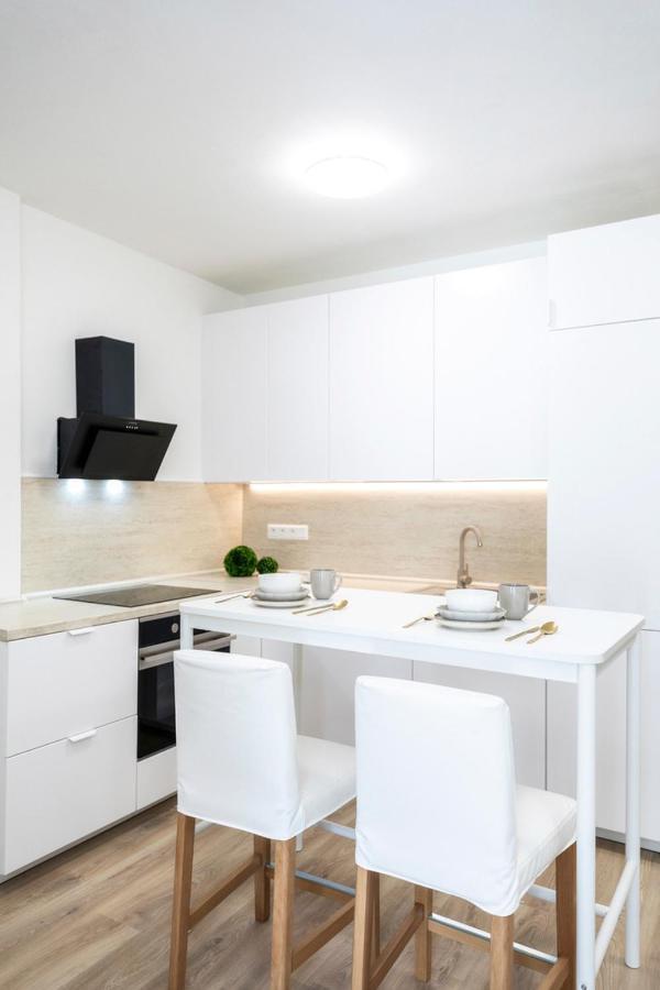 Alure Residences 2 & 24H Self Check-In, Parking In The Garage In The Apartment Building Included, New Building, Terrace, Green Location With A Forest Park With A Lake, Children'S Playground バンスカー・ビストリツァ エクステリア 写真