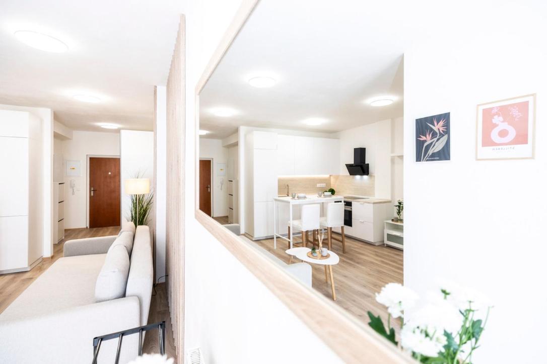 Alure Residences 2 & 24H Self Check-In, Parking In The Garage In The Apartment Building Included, New Building, Terrace, Green Location With A Forest Park With A Lake, Children'S Playground バンスカー・ビストリツァ エクステリア 写真