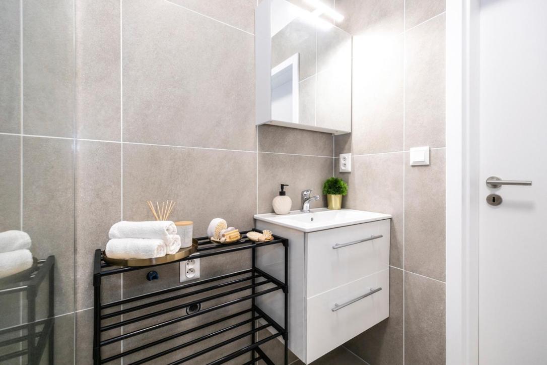 Alure Residences 2 & 24H Self Check-In, Parking In The Garage In The Apartment Building Included, New Building, Terrace, Green Location With A Forest Park With A Lake, Children'S Playground バンスカー・ビストリツァ エクステリア 写真