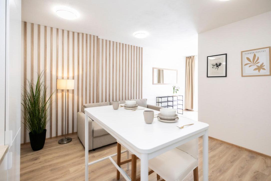 Alure Residences 2 & 24H Self Check-In, Parking In The Garage In The Apartment Building Included, New Building, Terrace, Green Location With A Forest Park With A Lake, Children'S Playground バンスカー・ビストリツァ エクステリア 写真